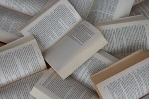 Photo Excursii în lumea cărților: Lecturi captivante și recenzii de cărți din diverse genuri literare