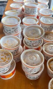 Masă caldă pentru persoanele fără adăpost din București, prin campania „Dăruiește din Suflet”.