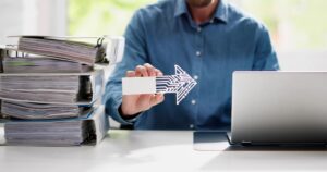 De ce este timpul să renunți la facturile pe hârtie și să adopți e-Factura în afacerea ta