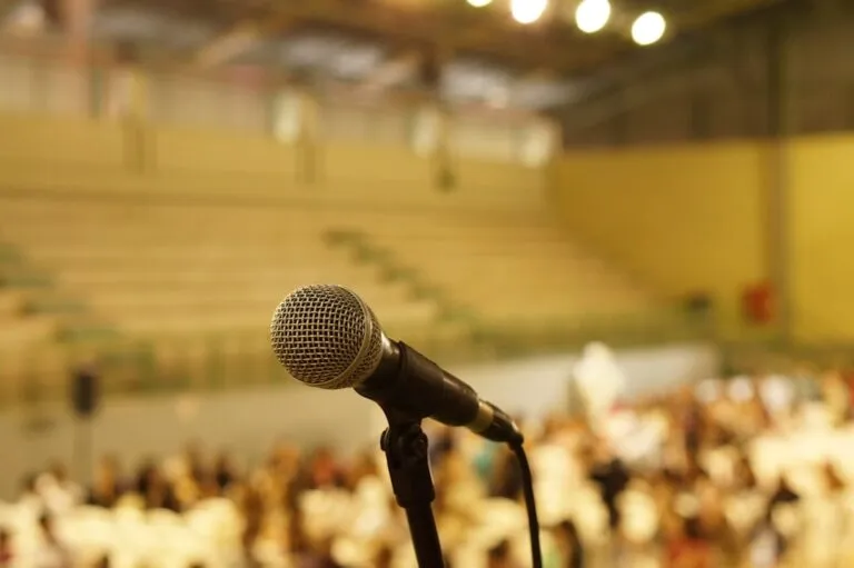 Arta prezentărilor publice: Cum să inspiri audiența de pe scenă Photo public speaking